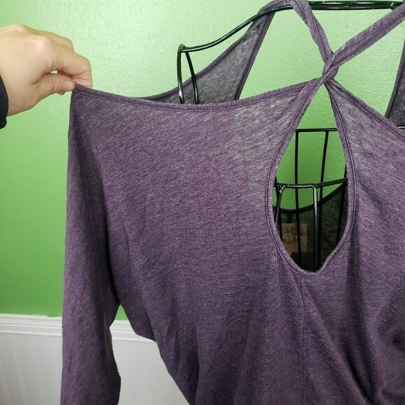 Chaser Purple Twisted Key Hole Long Sleeve Open Back Shirt Size Medium - Picture 10 of 11